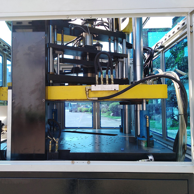  Fabricant de machine de moulage par soufflage et &eacute;tirage par injection de canettes en une seule &eacute;tape